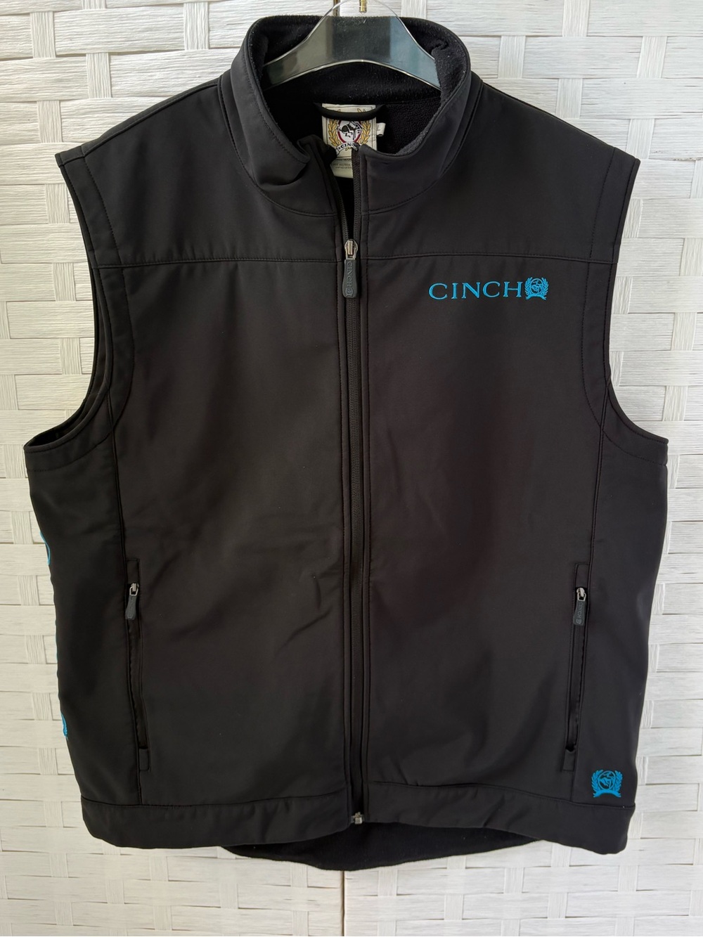 Cinch Men’s Large Black Softshell Vest with Blue Logo Accents Pockets Cowboy